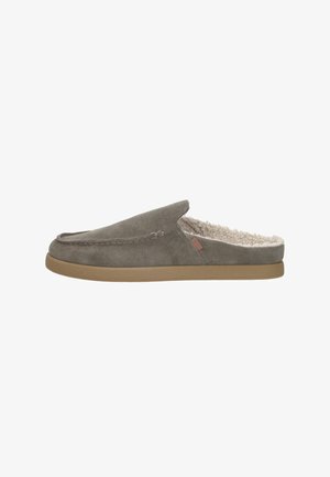Chausson gris en daim sans lacets avec semelle beige et doublure intérieure douce et duveteuse blanche pour un confort intérieur.