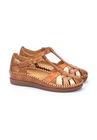 Sandali in pelle marrone con design traforato e dettagli in oro. Presentano cuciture decorative e una suola piatta e imbottita per il massimo comfort.