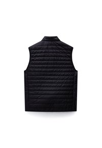 Fekete, fekvő varrású, ujjatlan steppelt mellény magas gallérral és sima anyagból, hátulnézetben, fehér háttér előtt.