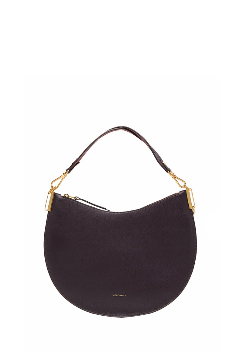 Bolso de cuero en púrpura oscuro con forma de media luna. Acentos en hardware dorado, un asa curvada y cierre de cremallera. Nombre de la marca visible.