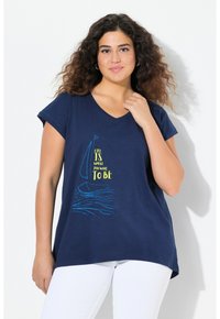 Mörkblå v-ringad t-shirt med en segelbåtsgrafik och text i gult och blått. Tyget är mjukt med en avslappnad passform och korta ärmar.