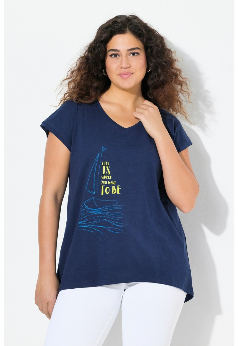Mörkblå v-ringad t-shirt med en segelbåtsgrafik och text i gult och blått. Tyget är mjukt med en avslappnad passform och korta ärmar.