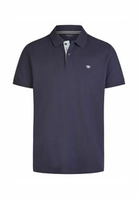 Camiseta polo azul marino hecha de una mezcla de algodón, con un cierre de dos botones, mangas cortas y un pequeño logo en el pecho.