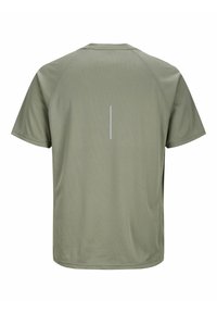 Kraťasový športový dres v olivovo zelenej farbe, ktorý má textúru odvádzajúcu vlhkosť a reflexný prúžok na chrbte, zaoblený lem.