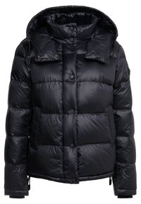 Sort dunjakke med store polstrede sektioner, trykknapper, høj krave, justerbar hætte og lange ærmer med manchet detaljer.