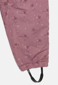 Leggings de tela rosa con un estampado de bailarinas y corazones, con puños elásticos y una cinta negra en el tobillo para un mejor ajuste.