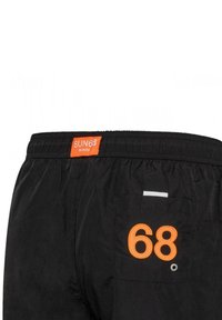 Pantaloni da bagno neri con cintura elastica. Presentano un'etichetta arancione "SUN68" e una tasca posteriore con ricamo arancione "68". Dettaglio grigio sulla tasca.