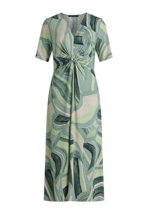 Robe longue à motifs verts en tissu doux, dotée d'un design torsadé à l'avant et de manches courtes. Le motif comprend des feuilles de différentes nuances de vert.