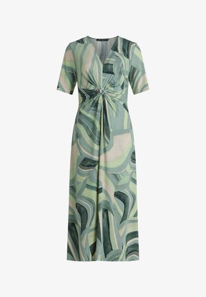 Robe longue à motifs verts en tissu doux, dotée d'un design torsadé à l'avant et de manches courtes. Le motif comprend des feuilles de différentes nuances de vert.