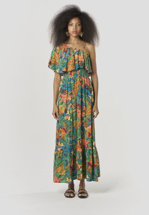 Vestido largo con un diseño de un solo hombro, estampado tropical vibrante en verde, naranja y rosa, con una superposición con volantes y bajo de capas.