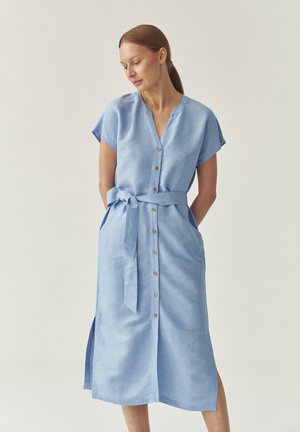 Lichtblauwe button-up jurk van een gestructureerde stof, met korte mouwen, een strikceintuur op de taille en zijzakken.