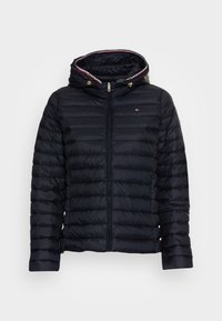 Svart puffjacka med hoodie, quiltad design, framdragkedja och kontrasterande trim längs huvan. Har sidfickor.