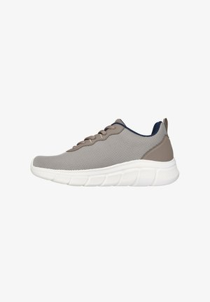 Scarpa da ginnastica grigia in rete con suola in gomma bianca, punta arrotondata, lacci anteriori e dettagli in contrasto blu navy sul colletto.