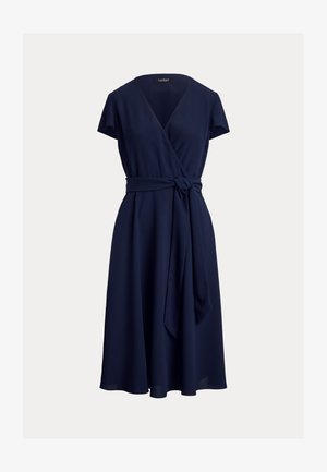 Κομψό φόρεμα navy μπλε μέχρι το γόνατο με κοντά μανίκια και ζώνη στη μέση, κατασκευασμένο από ελαφρύ ύφασμα.