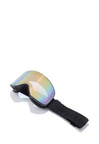 Slidinėjimo akiniai su išlenktu, atspindinčiu lęšiu, kuriame matomas geltonos ir violetinės spalvų gradientas, bei tekstūruota juoda reguliuojama dirželiu.