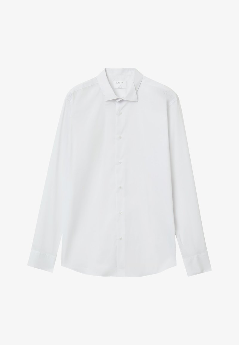 Weißes, langärmeliges, schlank geschnittenes Herrenhemd mit spitzen Kragen und Knopfverschluss, präsentiert vor einem weißen Hintergrund.