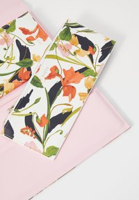 Ted Baker JACIIIE FLORAL TRAVEL WALLET - Portemonnee - nat-white