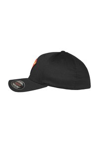 Crna baseball kapa s strukturiranim dizajnom. Sadrži uzdignuti logo u crvenoj i žutoj boji. Izrađena je od izdržljive tkanine s ravnim vizirima i otvorima za ventilaciju.