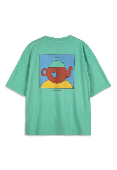 T-shirt vert avec un motif abstrait coloré de théière au dos et le texte "BOBO CHOSES" en dessous du motif.