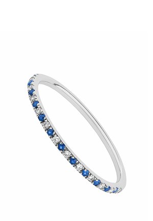 Anillo fino de plata con pequeñas piedras preciosas azules y transparentes alternadas incrustadas a lo largo del borde exterior.