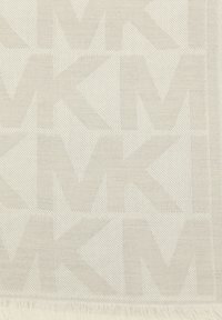 Sciarpa intrecciata di un leggero color beige con un motivo testurizzato che presenta ripetuti loghi "MK". Bordo finito con dettagli frangiati.