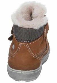 Stivale alla caviglia in pelle marrone con parte superiore in tessuto grigio, foderato in morbida pelliccia, chiusura con strap in Velcro e suola in gomma con dettagli cuciti.