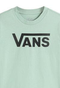 Ljust grön kortärmad T-shirt med rund halsringning och stort svart "VANS"-logotyp tryckt över bröstet.