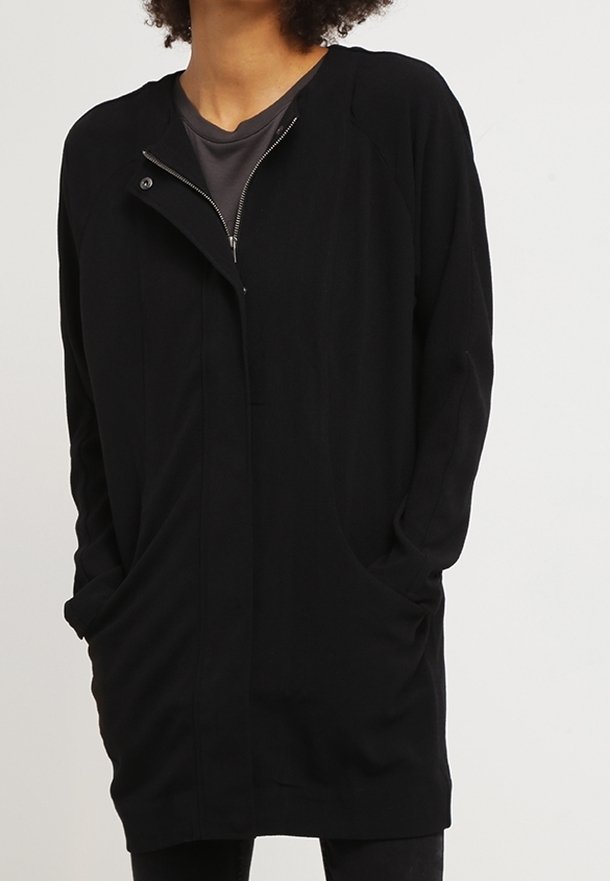 Svart zip-up ytterkläder gjorda av ett lätt material, med en avslappnad passform, två sidofickor och en hög krage.