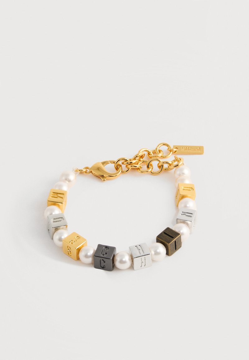 Bracelet avec des perles fantaisie alternées et des cubes dorés, argentés et noirs portant les lettres formant "MOSCHINO", avec une fermeture à chaîne dorée.
