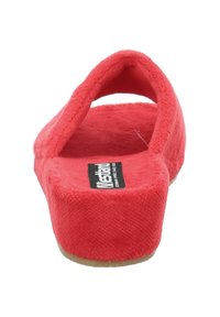 Röd, plyschstoff flip-flop med ett böjt rem och platt sula. Har en texturerad ovandel och en gummisula. Varumärkesetikett synlig.