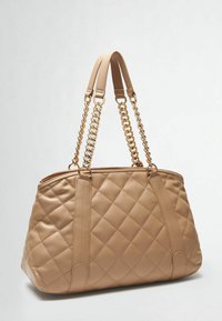 Borsa a tracolla trapuntata color tabacco con catene dorate, forma arrotondata, texture liscia e dettagli laterali. Presenta doppi manici per il trasporto.