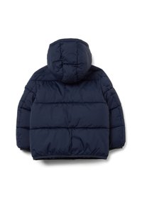 Chaqueta acolchada azul marino con capucha, que presenta secciones acolchadas y una textura suave, diseñada para ofrecer calidez y comodidad.