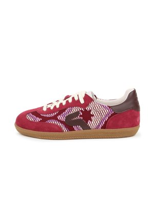 Baskets basses en daim rouge avec lacets blancs, talon marron, panneaux latéraux en mesh à motifs et semelle en gomme caramel.