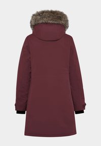 Bordeaux-farvet parka med faux fur kant ved hætten, lange ærmer og kontrasterende sorte manchetter. Glat tekstur og mellemlang design.