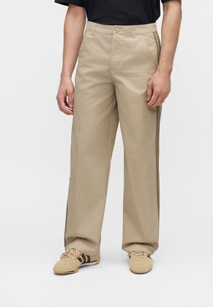 adidas Originals, STRIPES PLEATED PANTS - Панталони - khaki three