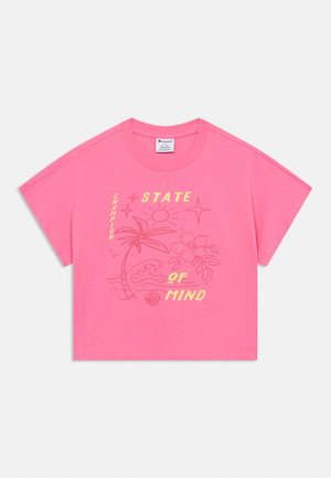Φουξια cropped t-shirt με κίτρινο κείμενο "State of Mind" και τροπικό σχέδιο που περιλαμβάνει φοίνικα, ήλιο, λουλούδι, αστέρια και κοχύλι.
