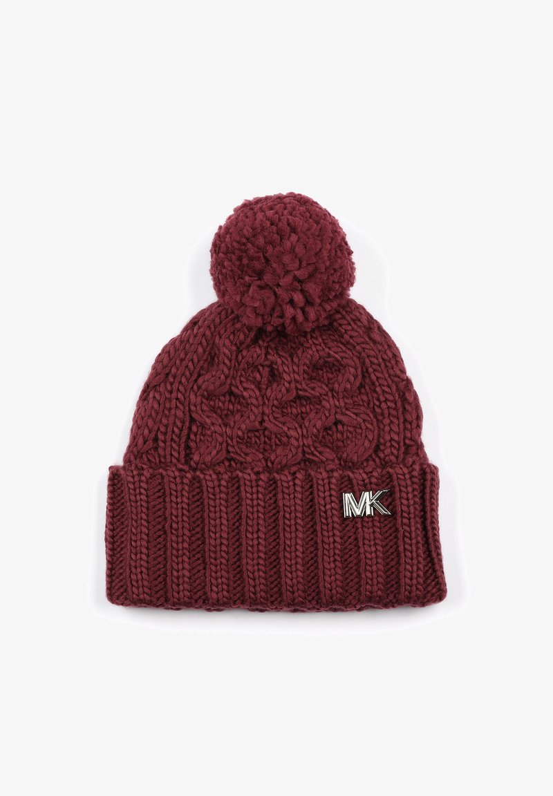 Dziana czapka beanie w głębokim burgundzie z teksturowanym wzorem, wykończona puszystym pomponem na czubku i srebrnym akcentem logo na brzegu.