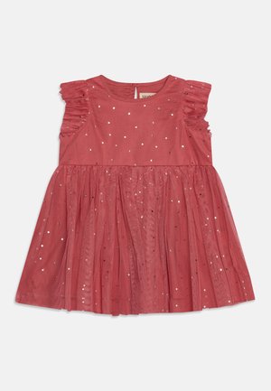 Vestido rojo con mangas con volantes en los hombros, cuerpo ajustado y falda acampanada y en capas adornada con puntos plateados y lentejuelas.