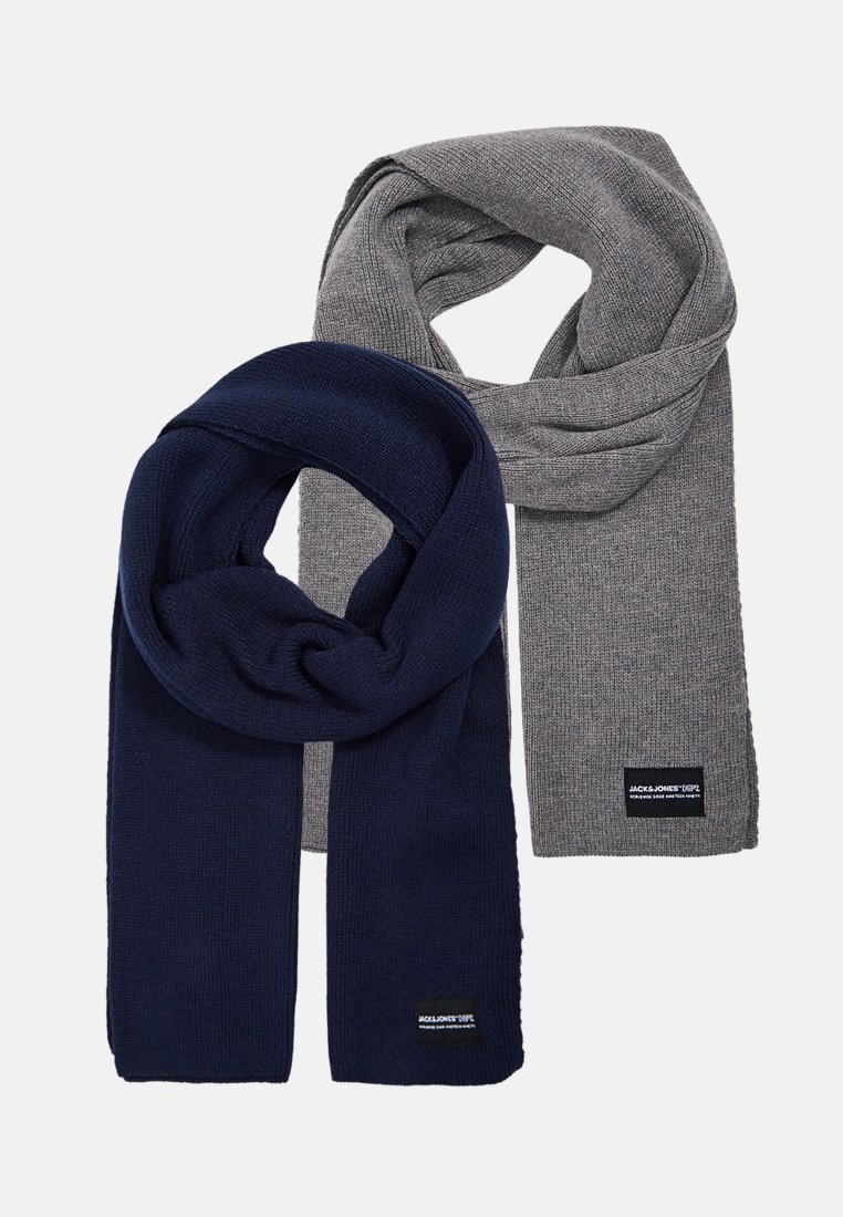 Zwei gestrickte Schals, einer in Marineblau und einer in Grau, mit einer weichen Textur und kleinen Markenetiketten an den Enden.