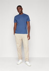 GANT TONAL SHIELD - Triko s potiskem - dunkelblau