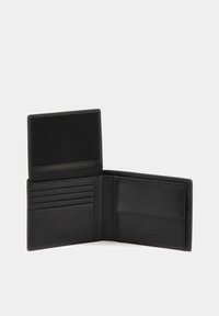 Portefeuille en cuir noir avec un intérieur comportant plusieurs fentes pour cartes, une fenêtre ID transparente et un panneau texturé. S'ouvre horizontalement.