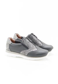 Zapatos slip-on grises con paneles de cuero texturizado y ante, cremallera lateral para facilitar el calzado y suela de goma blanca.