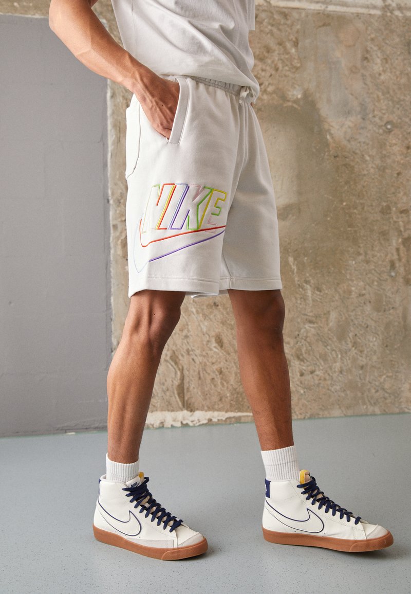 Nike Sportswear CLUB SHORT Shorts phantom/light grey Zalando.ie