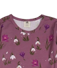 Lila Bluse mit langen Ärmeln, die mit Schneeglöckchen- und Krokus-Mustern verziert ist, mit einem runden Ausschnitt und einer weichen, glatten Textur. Hergestellt aus Baumwolle.