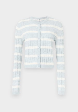 Cárdigan corto azul claro con rayas horizontales blancas, con textura acanalada, mangas largas y seis botones redondos en la parte delantera.