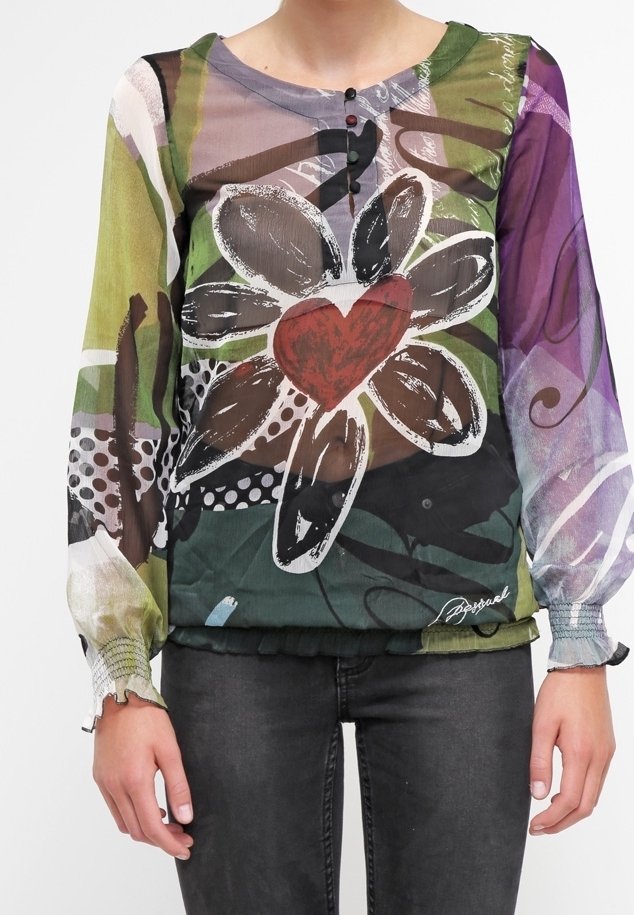 Top lungo trasparente con maniche, caratterizzato da un grande design floreale con un cuore rosso, motivi astratti multicolore e polsini arricciati. Dettaglio a bottoni alla scollatura.