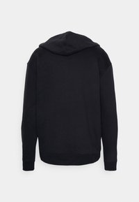 Svart huva sweatshirt med långa ärmar, ribbade ärmslut och nederkant. Slät textur med en enkel design, inga synliga logotyper eller mönster.