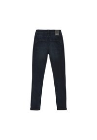 Granatowe dżinsy o zwężanym kroju, pięcioma kieszeniami i zagiętymi mankietami, z czarną metką na pasku.