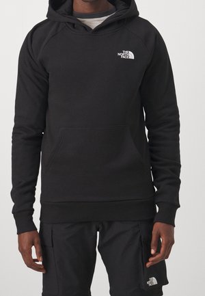 Czarna bluza z kapturem wykonana z miękkiego materiału, z kieszenią kangurzą i ściągaczami na rękawach. Na lewej piersi znajduje się białe logo The North Face.