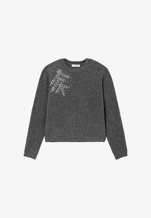 Pull gris en maille avec un col rond, des manches longues et un motif décoratif de feuille argentée sur le côté gauche. Texture douce.